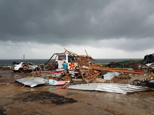 Lốc cuốn qua thắng cảnh quốc gia Gành Đá Đĩa, hàng chục người bị thương