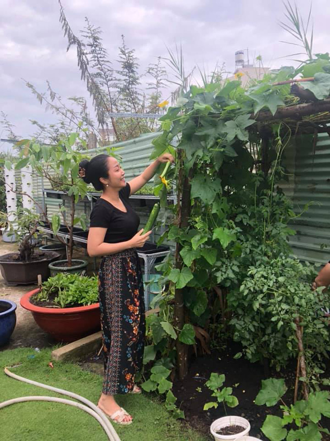 Vườn rau xanh tươi mơn mởn trong biệt thự tiền tỷ do chồng Ốc Thanh Vân trồng tặng 4 mẹ con
