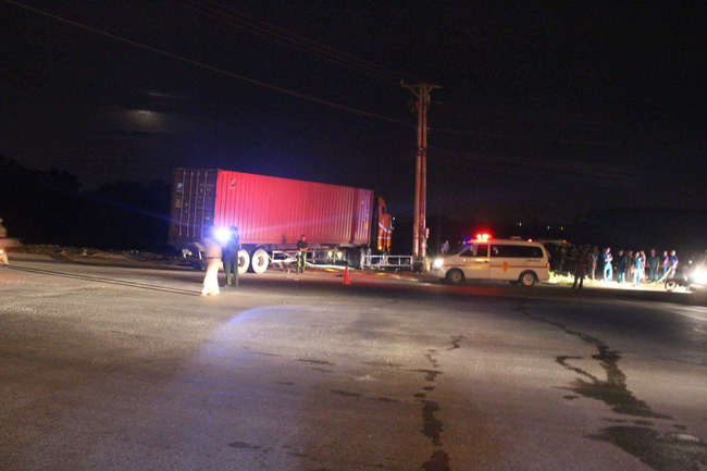 Bình Dương: Bé gái 6 tuổi chết thảm dưới gầm container, người dân phải dùng xẻng xúc đất đưa thi thể bé ra ngoài