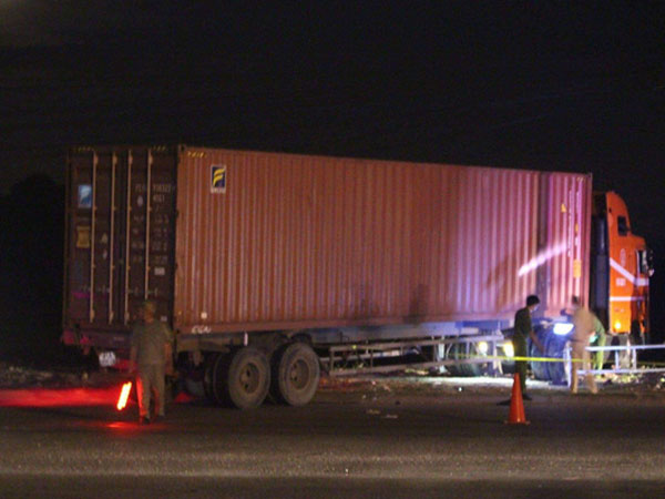 Bình Dương: Bé gái 6 tuổi chết thảm dưới gầm container, người dân phải dùng xẻng xúc đất đưa thi thể bé ra ngoài