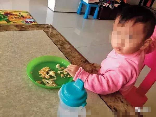Vợ chồng trẻ đi hát KTV thâu đêm suốt sáng, để con 2 tuổi chết đói trong nhà vệ sinh gây phẫn nộ tột độ