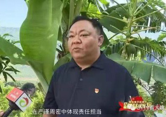 Trung Quốc: Cán bộ 8X gây tranh cãi vì ngoại hình quá già, thị trấn chống chế do công việc vất vả quá