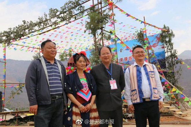 Trung Quốc: Cán bộ 8X gây tranh cãi vì ngoại hình quá già, thị trấn chống chế do công việc vất vả quá