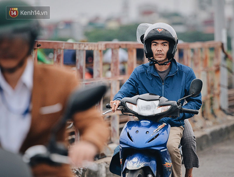 Ngày mùa đông chính thức chạm ngõ miền Bắc, người dân Hà Nội mặc áo ấm xuống phố