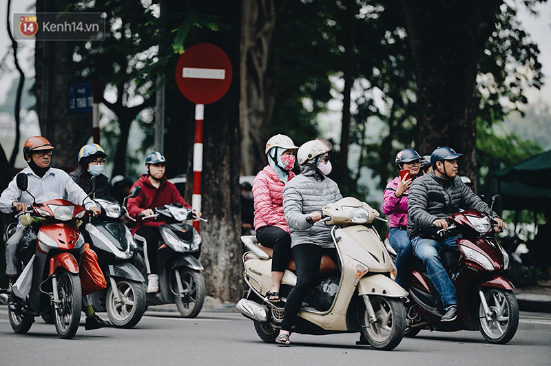 Ngày mùa đông chính thức chạm ngõ miền Bắc, người dân Hà Nội mặc áo ấm xuống phố