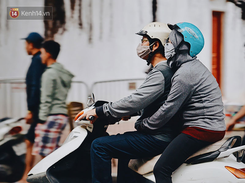 Ngày mùa đông chính thức chạm ngõ miền Bắc, người dân Hà Nội mặc áo ấm xuống phố