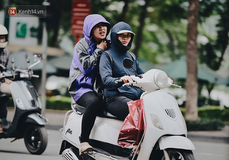 Ngày mùa đông chính thức chạm ngõ miền Bắc, người dân Hà Nội mặc áo ấm xuống phố