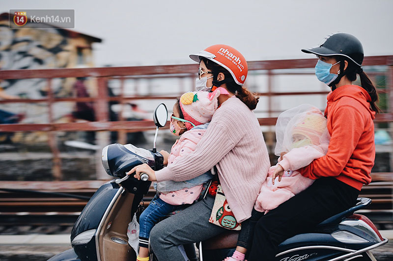 Ngày mùa đông chính thức chạm ngõ miền Bắc, người dân Hà Nội mặc áo ấm xuống phố