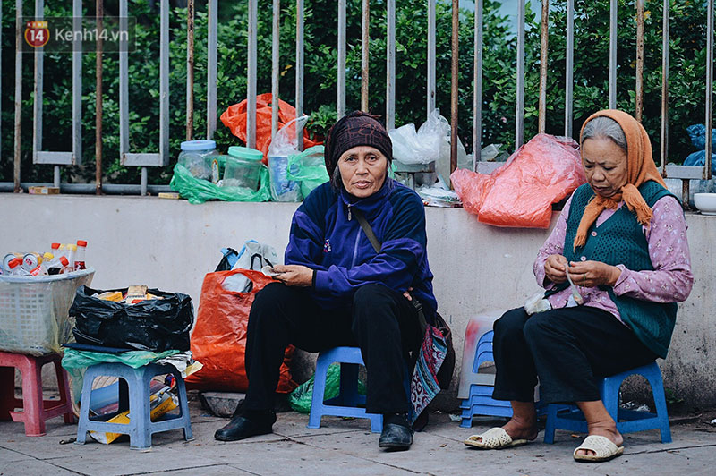 Ngày mùa đông chính thức chạm ngõ miền Bắc, người dân Hà Nội mặc áo ấm xuống phố