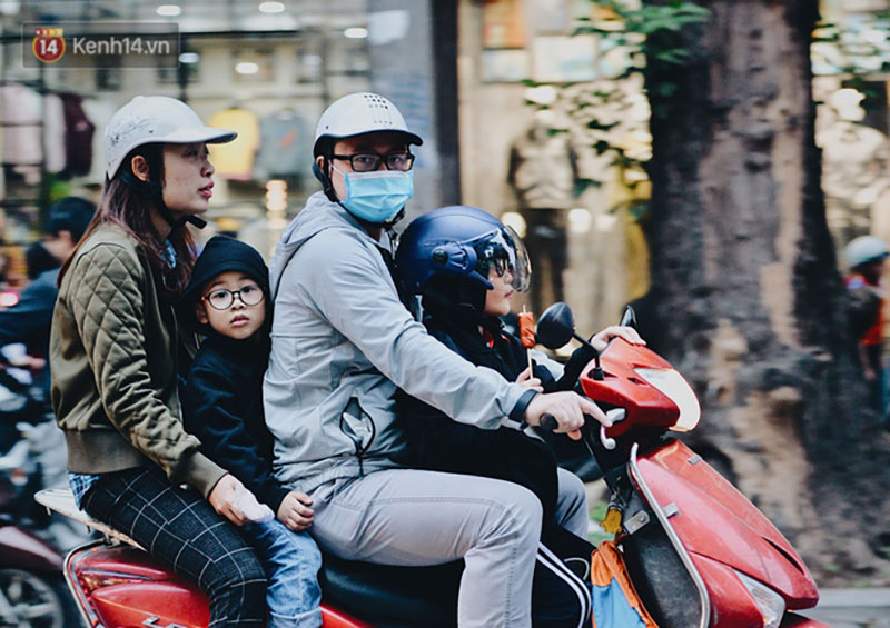 Ngày mùa đông chính thức chạm ngõ miền Bắc, người dân Hà Nội mặc áo ấm xuống phố