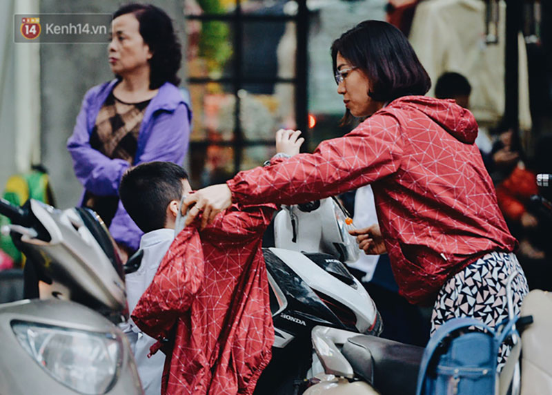 Ngày mùa đông chính thức chạm ngõ miền Bắc, người dân Hà Nội mặc áo ấm xuống phố