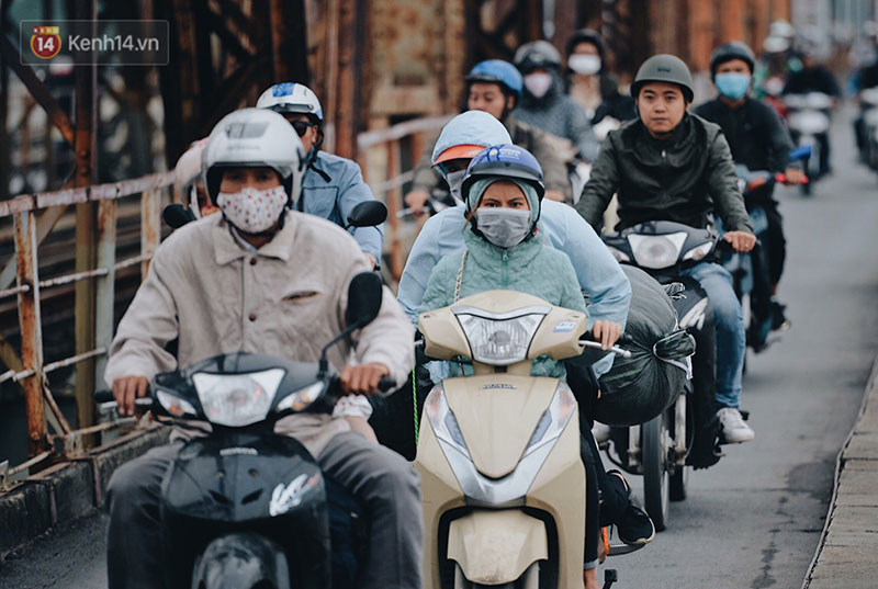 Ngày mùa đông chính thức chạm ngõ miền Bắc, người dân Hà Nội mặc áo ấm xuống phố