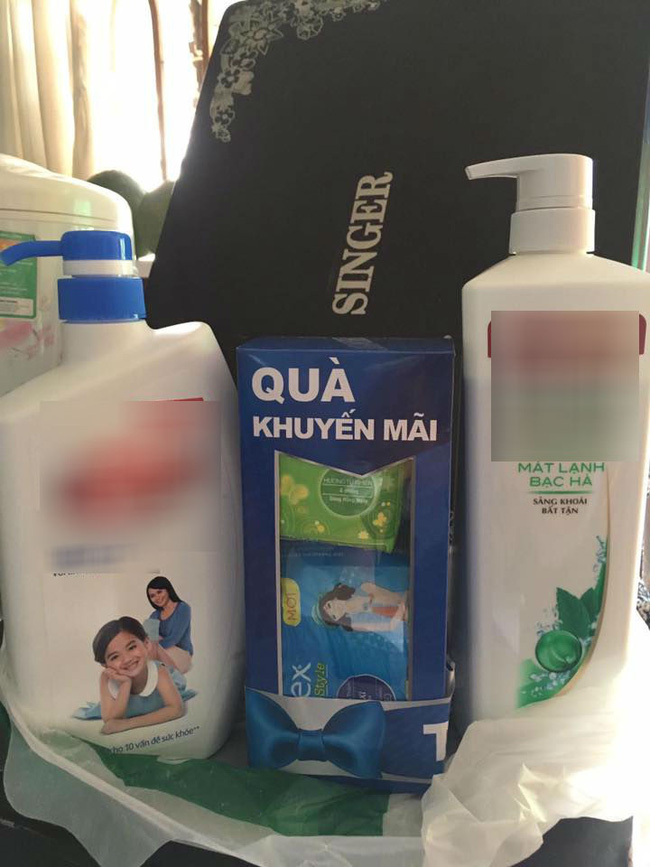 Cô gái mệt mỏi khi mua mỗi lọ sữa rửa mặt cũng bị điều tiếng chỉ vì chiếc túi đựng