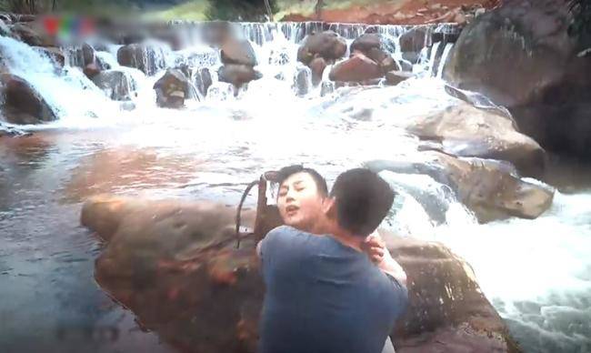 Kinh hoàng: Quỳnh Búp Bê ngoài đời bị bố dượng trói vào giường, cưỡng hiếp suốt 2 ngày