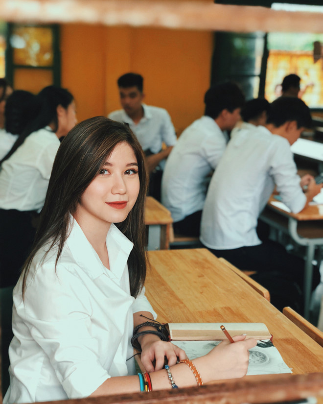 Từ dễ thương, kín đáo, hot girl nào chuyển hướng sang hình tượng sexy?