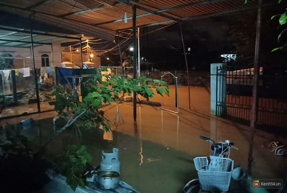 Mưa lũ, sạt lở kinh hoàng ở Nha Trang: Người dân dùng tay đào bới tìm thi thể bé trai và người phụ nữ trong đống đổ nát