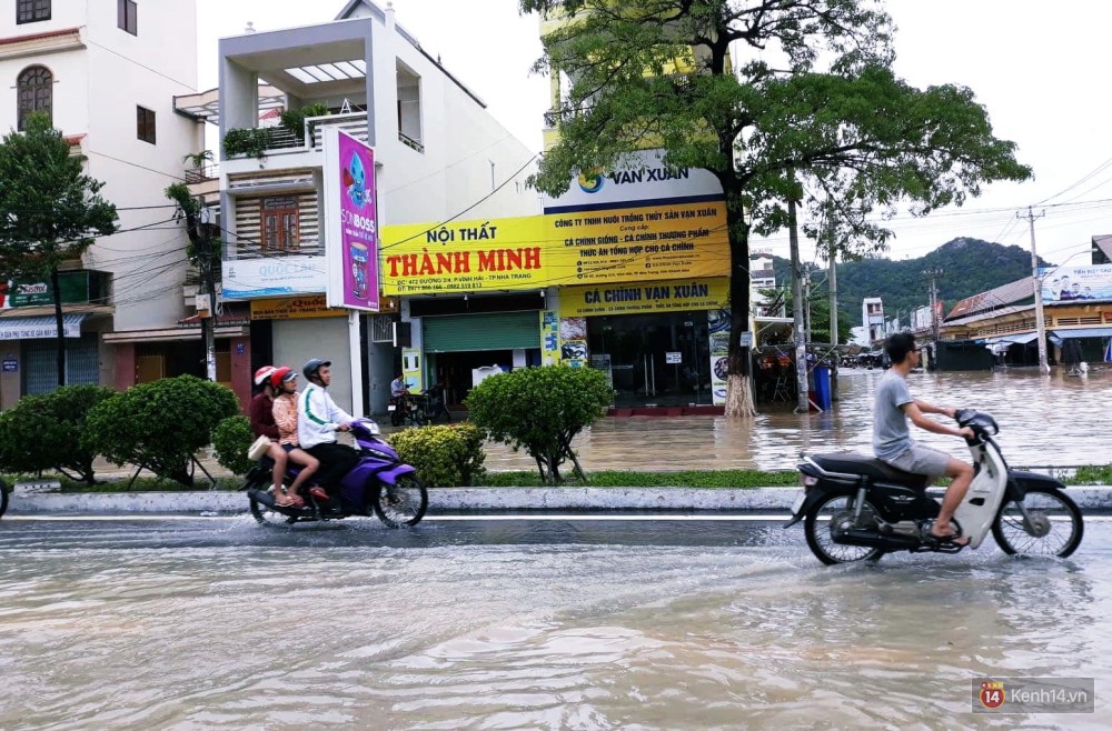 Mưa lũ, sạt lở kinh hoàng ở Nha Trang: Người dân dùng tay đào bới tìm thi thể bé trai và người phụ nữ trong đống đổ nát