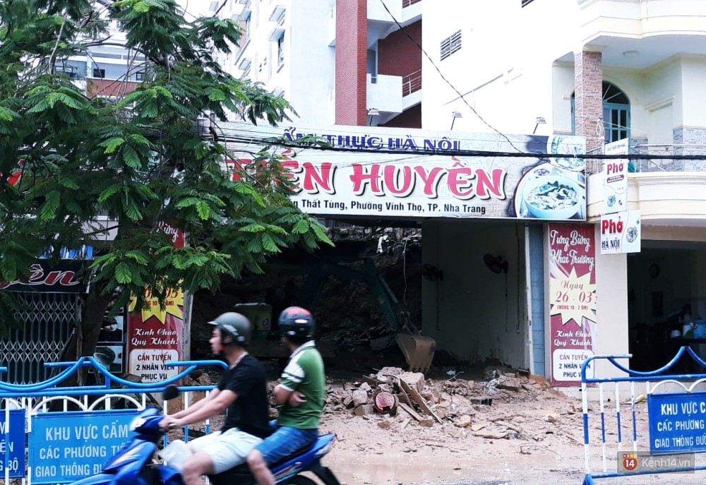 Mưa lũ, sạt lở kinh hoàng ở Nha Trang: Người dân dùng tay đào bới tìm thi thể bé trai và người phụ nữ trong đống đổ nát