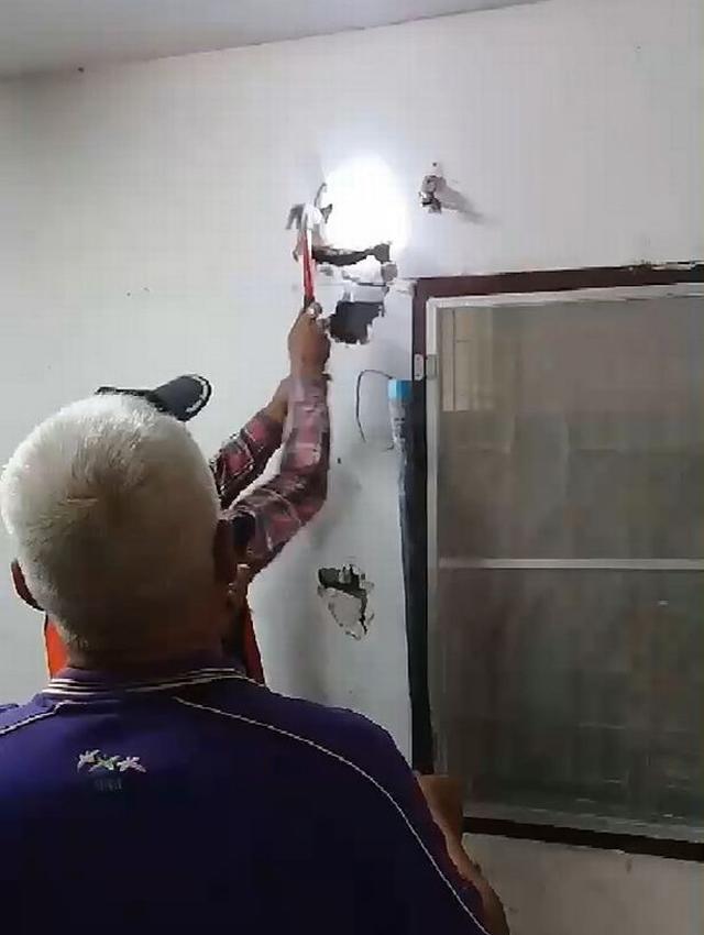 Nghe tiếng rít ghê rợn bên trong tường, chủ nhà phá ra mới phát hiện điều khủng khiếp