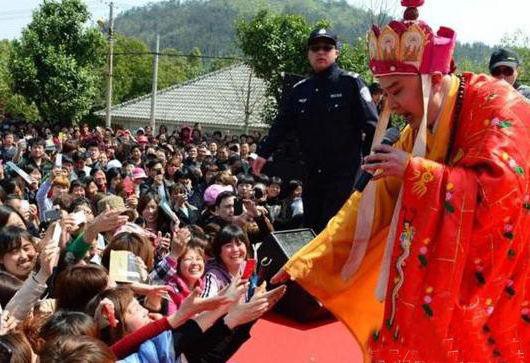 Đường Tăng chạy show, hát hội chợ với cát xê bèo bọt: Lý do khiến nhiều người chua xót