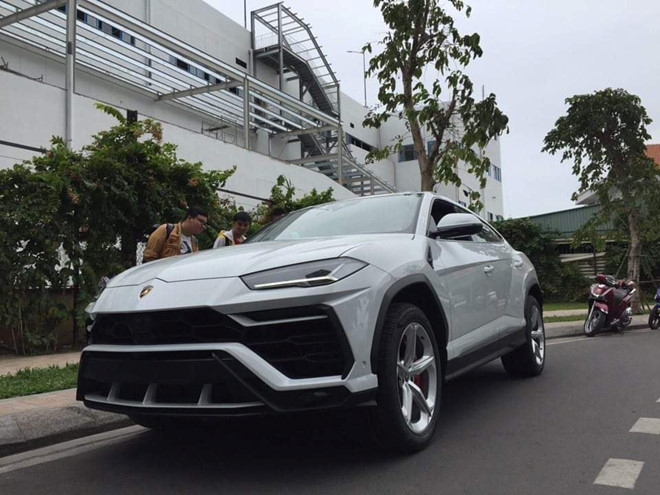 Lamborghini Urus đầu tiên ở Việt Nam về tay đại gia Minh nhựa