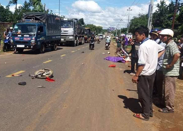 Người đàn ông nghi ôm mìn tự sát giữa đường