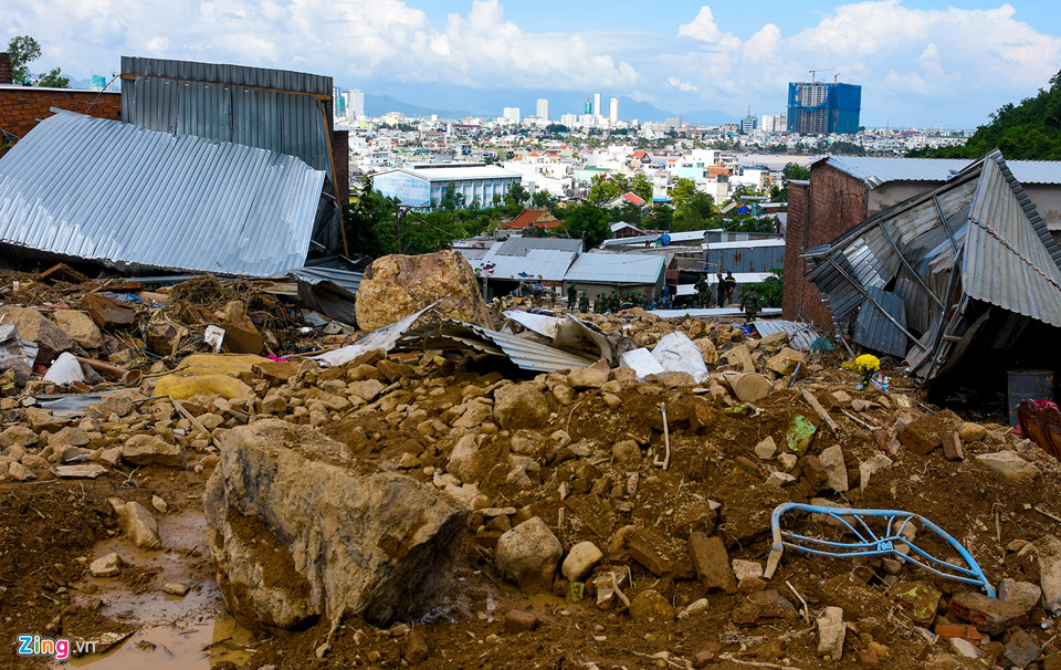 Cảnh tan hoang ở làng chài phố biển Nha Trang sau trận lở núi