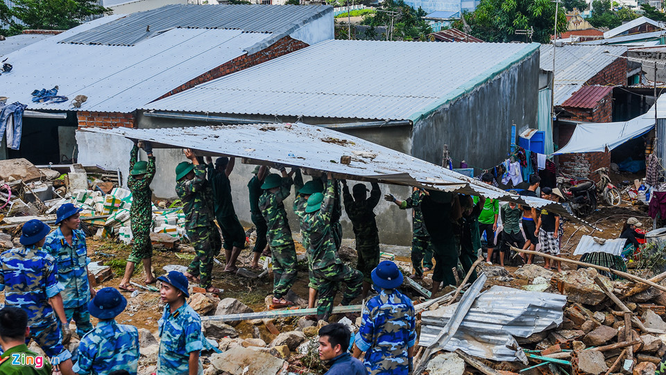 Cảnh tan hoang ở làng chài phố biển Nha Trang sau trận lở núi