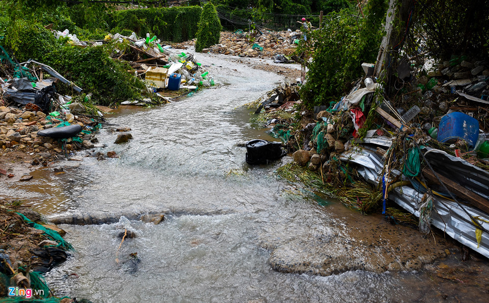 Cảnh tan hoang ở làng chài phố biển Nha Trang sau trận lở núi