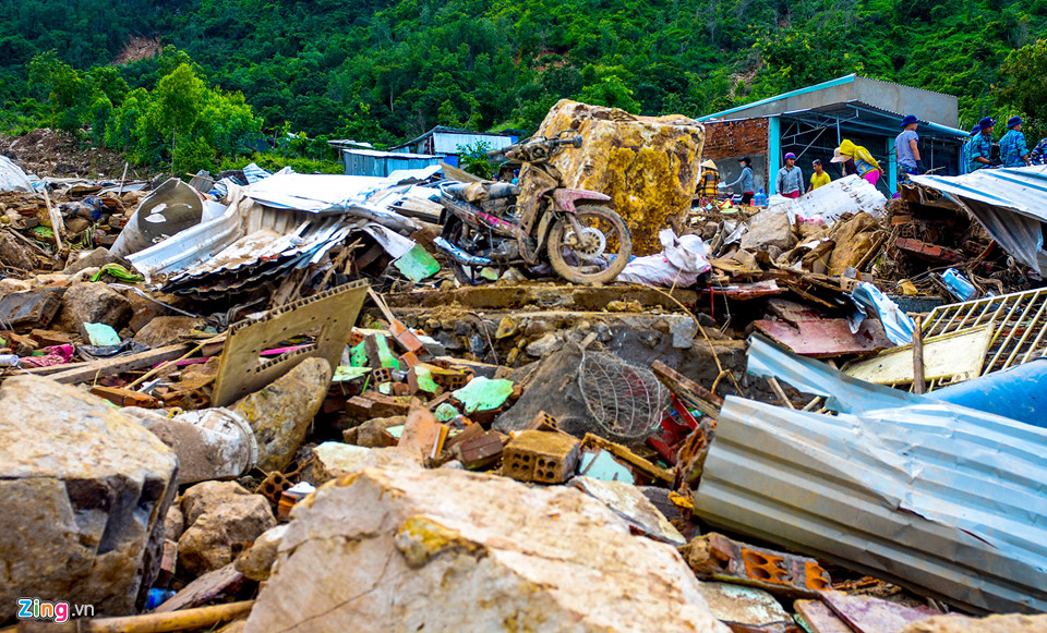 Cảnh tan hoang ở làng chài phố biển Nha Trang sau trận lở núi