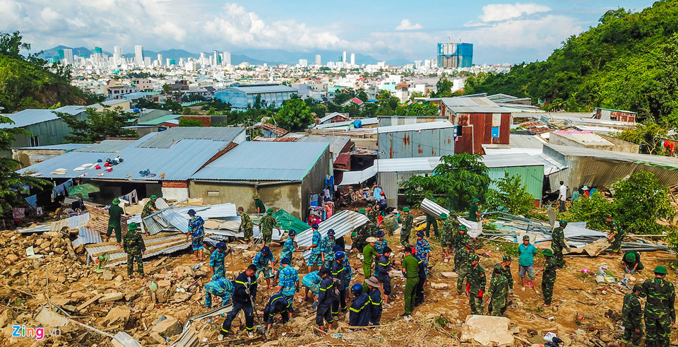 Cảnh tan hoang ở làng chài phố biển Nha Trang sau trận lở núi