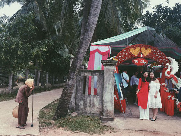 2 cô gái xinh đẹp chụp ảnh ở cổng rạp cưới nhưng hình ảnh cụ bà chống gậy đứng bên đường lại khiến nhiều người chú ý 2 cô gái xinh đẹp chụp ảnh ở cổng rạp cưới nhưng hình ảnh cụ bà chống gậy đứng bên đường lại khiến nhiều người chú ý