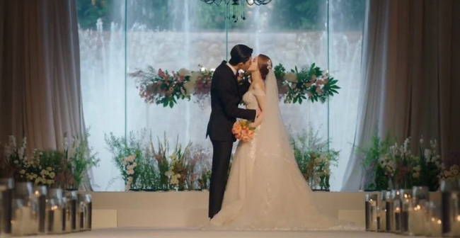 Đêm tân hôn mẹ chồng giàu có bỗng lao vào phòng đòi kiểm tra, con dâu choáng váng bỏ đi trong nước mắt