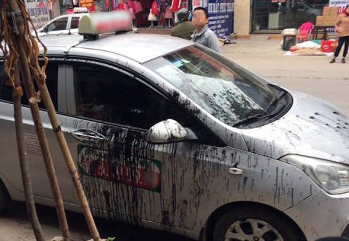 Chiêu trả đũa bá đạo dằn mặt tài xế ô tô đỗ láo