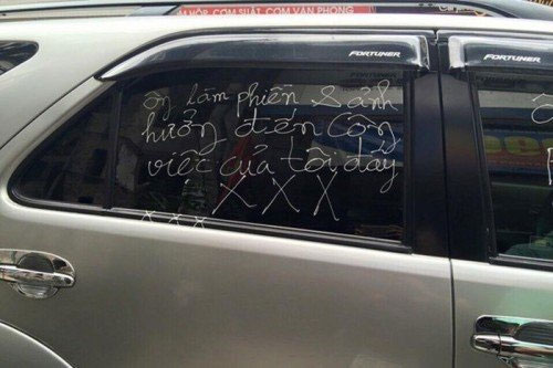 Chiêu trả đũa bá đạo dằn mặt tài xế ô tô đỗ láo
