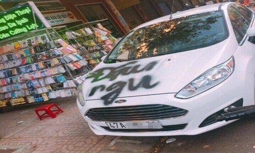 Chiêu trả đũa bá đạo dằn mặt tài xế ô tô đỗ láo