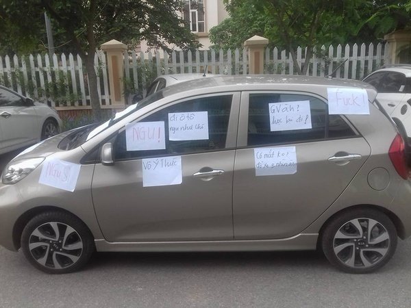 Chiêu trả đũa bá đạo dằn mặt tài xế ô tô đỗ láo
