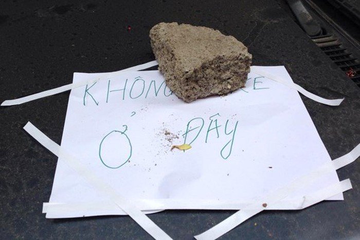 Chiêu trả đũa bá đạo dằn mặt tài xế ô tô đỗ láo