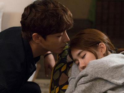 Chết sững giữa nhà khi thấy đứa bé lạ mặt gọi mẹ chồng mình là bà nội