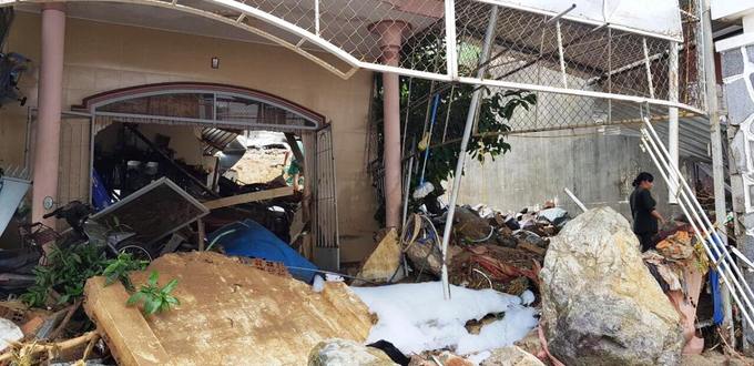 Nha Trang tan hoang sau trận sạt lở làm 12 người chết