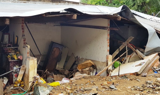 Nha Trang tan hoang sau trận sạt lở làm 12 người chết
