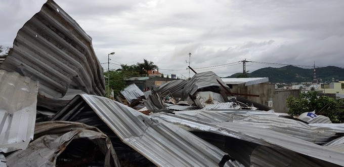 Nha Trang tan hoang sau trận sạt lở làm 12 người chết