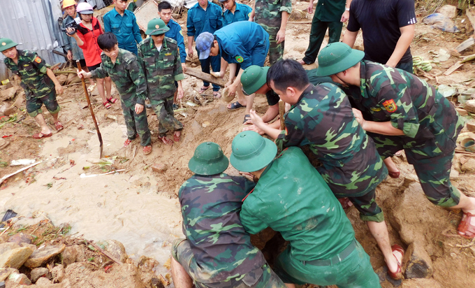 Nha Trang tan hoang sau trận sạt lở làm 12 người chết