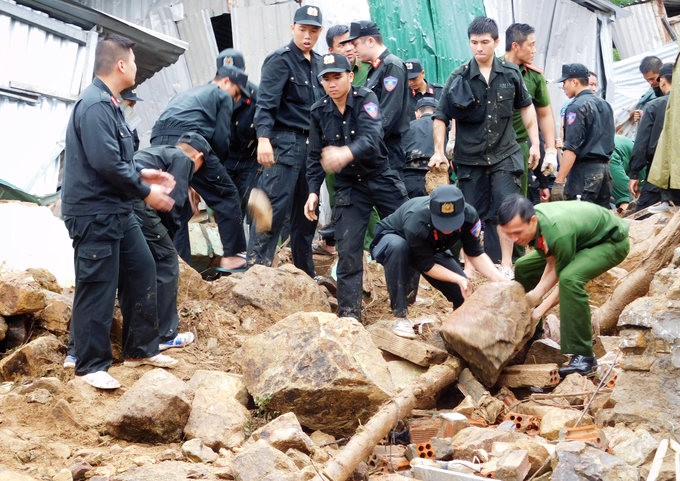 Nha Trang tan hoang sau trận sạt lở làm 12 người chết