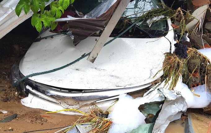 Nha Trang tan hoang sau trận sạt lở làm 12 người chết