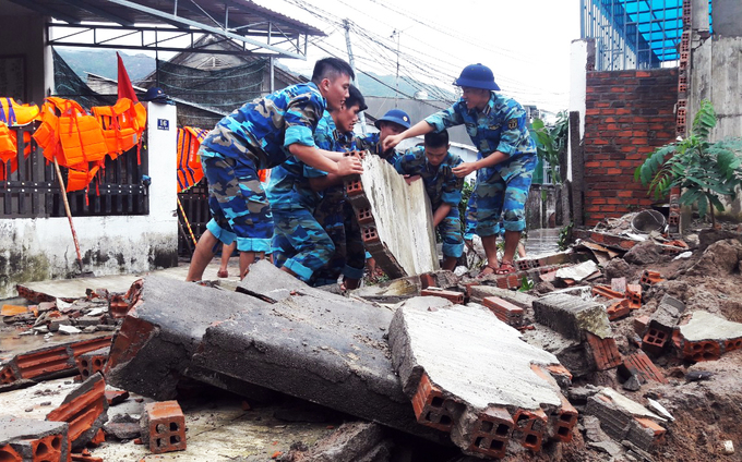 Nha Trang tan hoang sau trận sạt lở làm 12 người chết