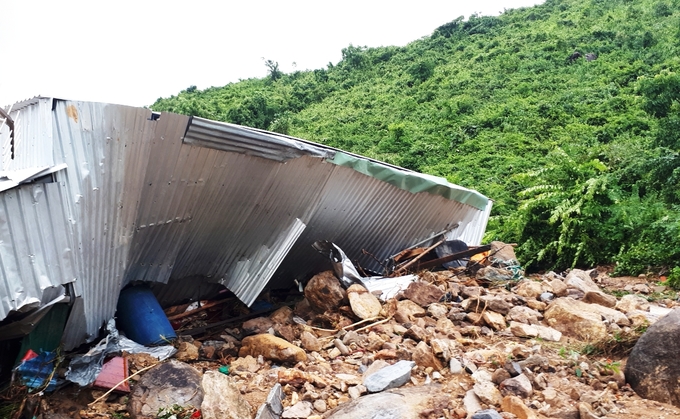 Nha Trang tan hoang sau trận sạt lở làm 12 người chết