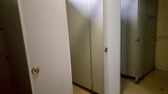 Cô gái đeo đầy vàng và hành vi xấu hổ ở nhà vệ sinh bến xe