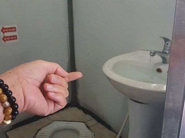 Cô gái đeo đầy vàng và hành vi xấu hổ ở nhà vệ sinh bến xe