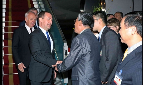 Thủ tướng Nga bắt đầu thăm chính thức Việt Nam